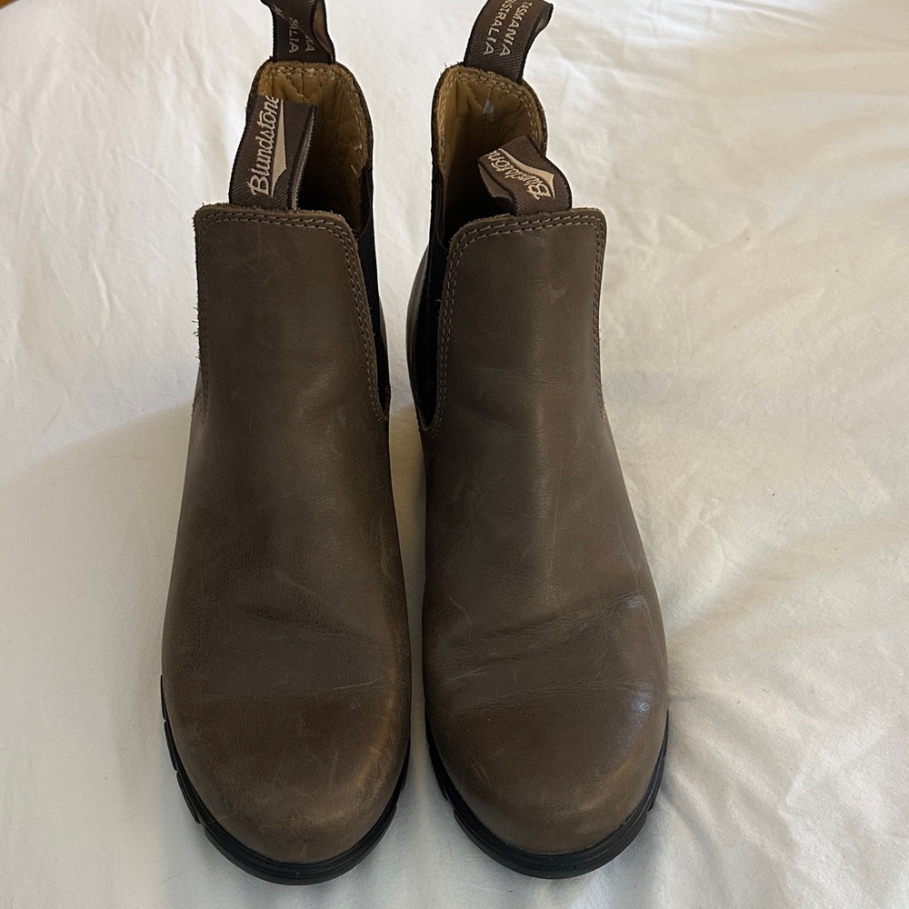 Blundstone women’s Taupe color Leather Boots  AU size 6.5 / US 9.5